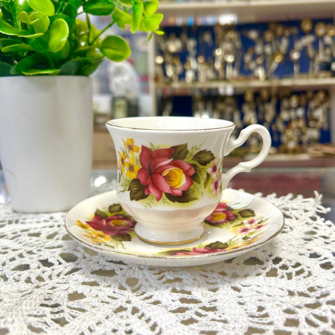 Чайная пара Royal Kent Англия 1970-1979гг. Сделано в Стаффордшире.Костя фарфор, деколь, золото 150мл. Картинка 1